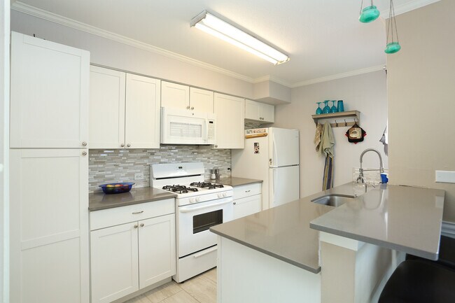 Building Photo - 7322 Oak Manor Dr