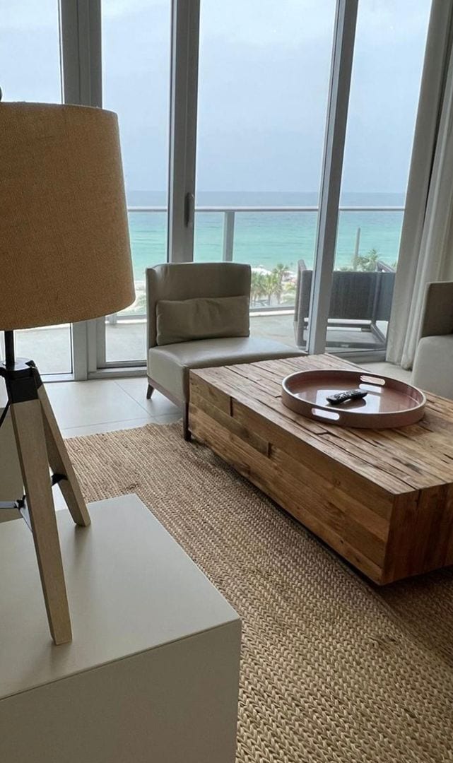 Foto del edificio - Seasonal Rental – Stunning Corner 1Bed/1Bath Unit with Breathtaking Ocean and Beach Views