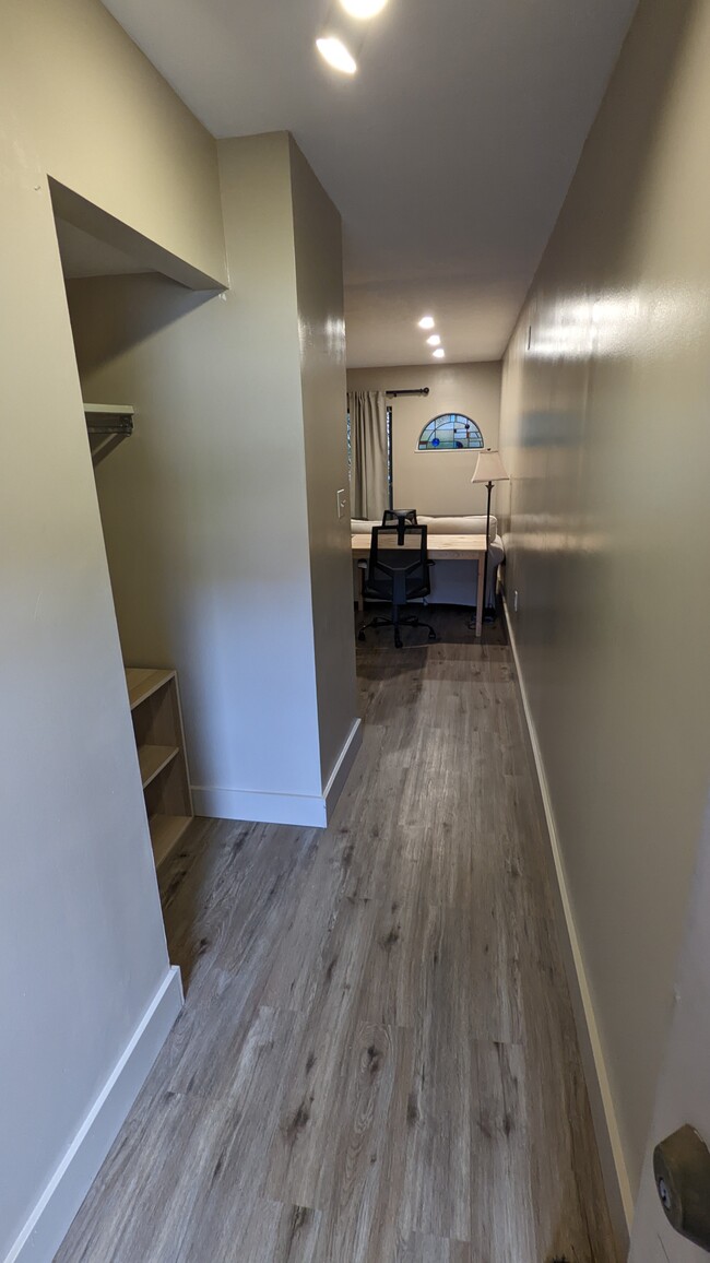 Hallway leading to living area - 3240 Niagara Sq