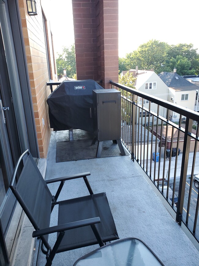 Private Balcony - 4700 N Western Ave