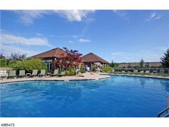 Foto del edificio - 16 Larkin Cir