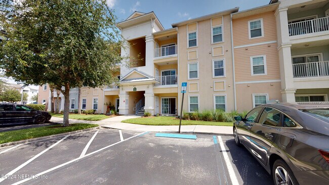 Foto del edificio - 8201 Green Parrot Rd