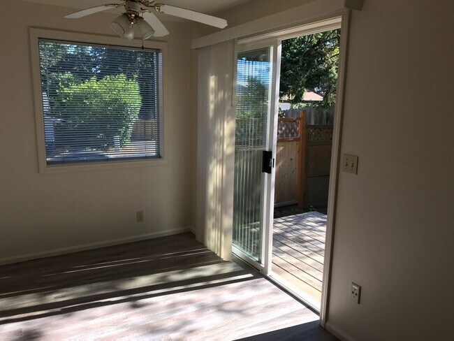 Building Photo - 3 bedroom 2 bath Thurston Hills town house