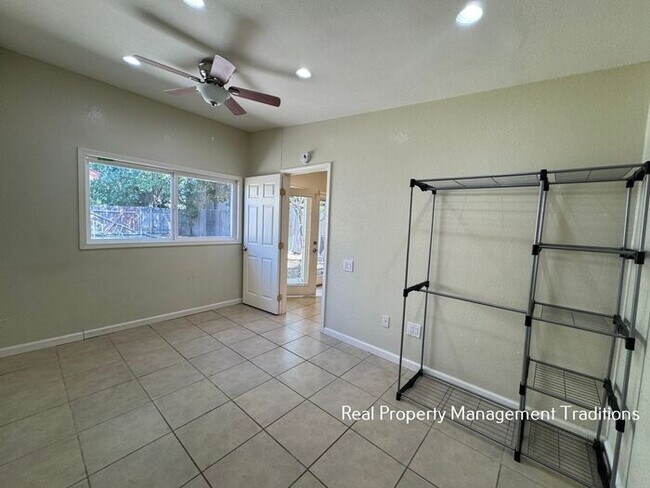 Building Photo - Great deal on a 1 + 1 in Lancaster!