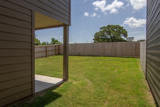 Building Photo - Oakwood Forest - 2040 Oakwood Forest Drive...