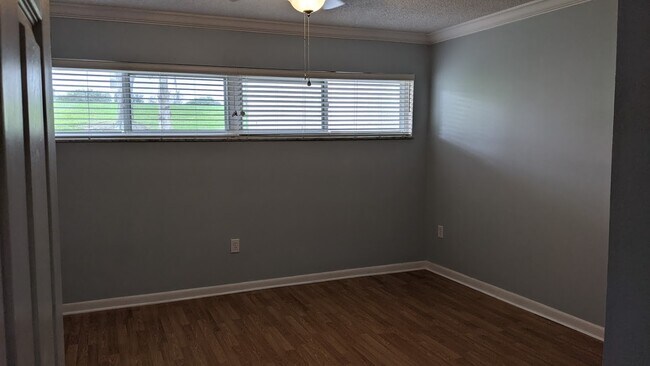 Foto del edificio - 3373 S Royal Oaks Dr