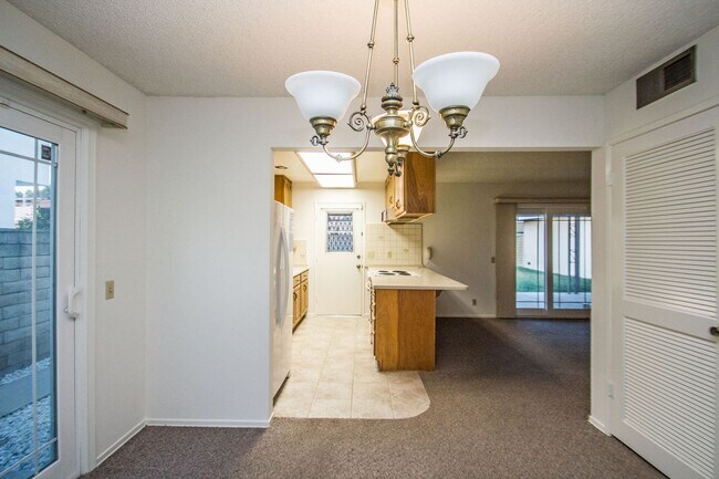 Building Photo - This lovely North Oxnard 4 bedroom 2 bath ...