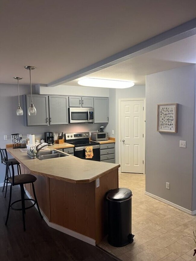 Building Photo - 3 Bedroom Townhouse!