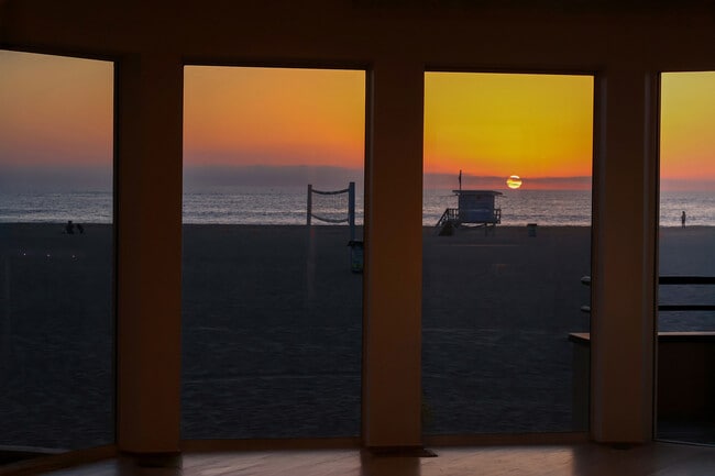 Building Photo - 3505 Ocean Front Walk