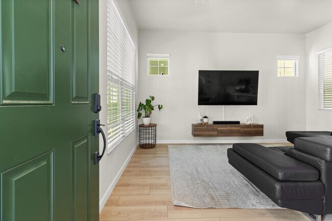 Foto del edificio - 3 Bed 2.5 Ba 2 Car Garage with solar!