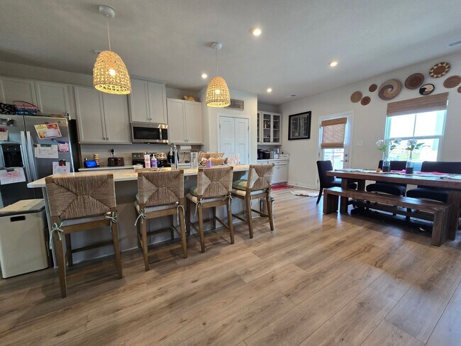 Foto del edificio - 4 Bed, 3.5 Bath Townhome Located just minutes from the VA/NC Line
