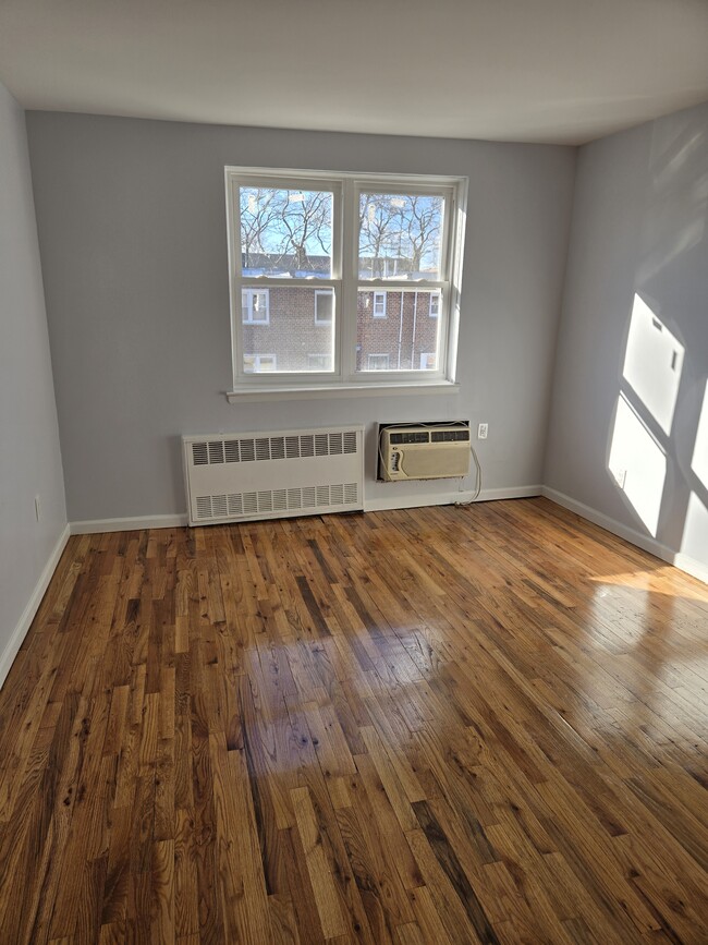 Building Photo - 716 E 58th St