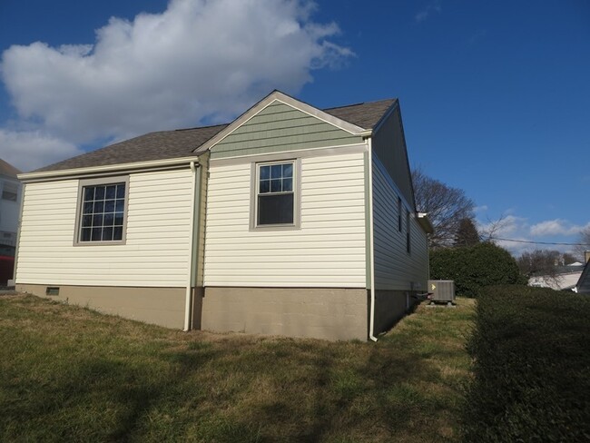 Building Photo - Radford, 4BR / 4BA, Available May 14th