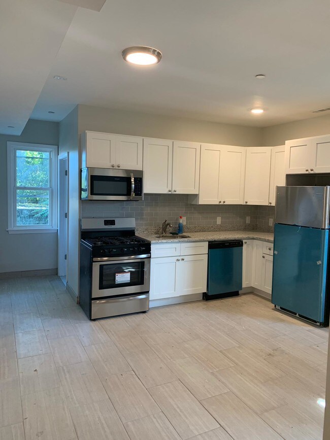 Building Photo - 641 Broadway