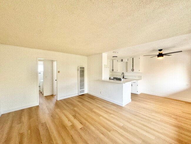 Foto del edificio - 6501 Cherry Ave