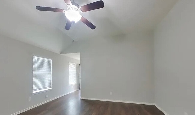Foto del edificio - 700 Harris Ridge Dr