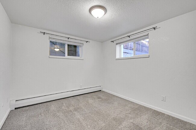 Foto del edificio - $1,270.95 with FIRST FULL MONTH'S FREE RENT  - 2 Bedrooms, 1 Bathroom, Condo in Denver with Cozy ...