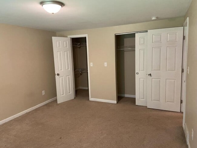 Building Photo - 137 Creekside Dr