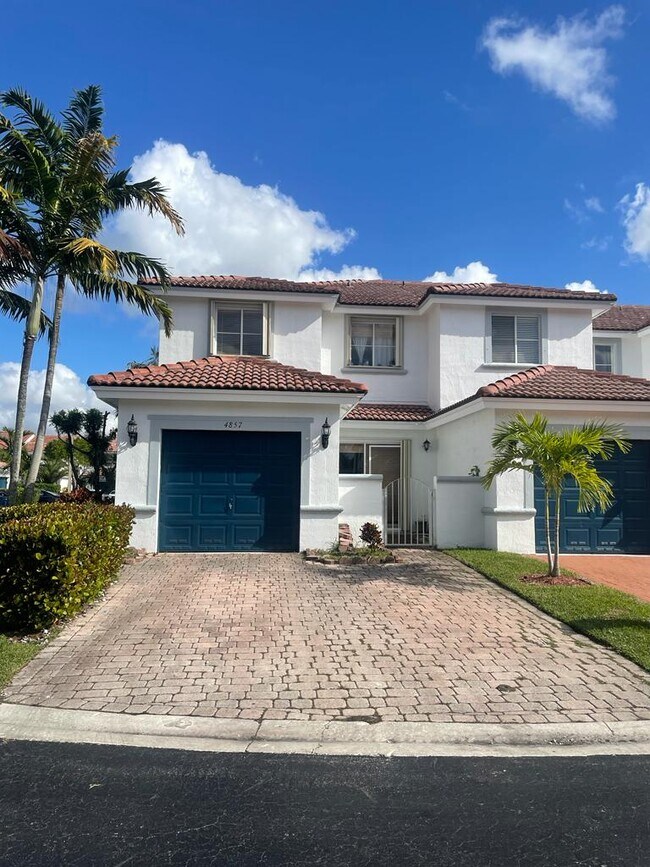 Foto del edificio - 4857 NW 116th Ct