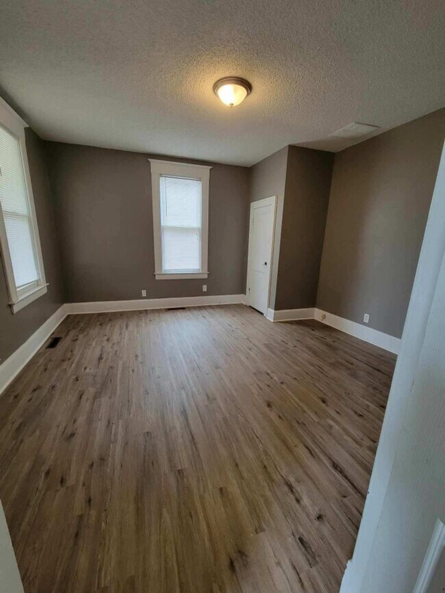 Building Photo - Move-In Ready Downtown + MSU with-in minut...
