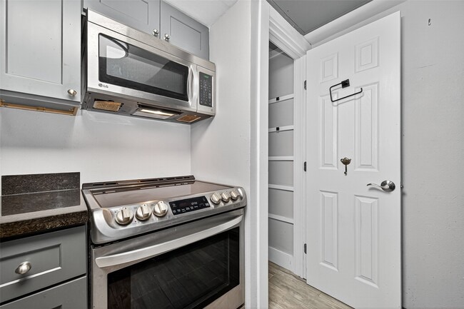 Building Photo - 830 Threadneedle St