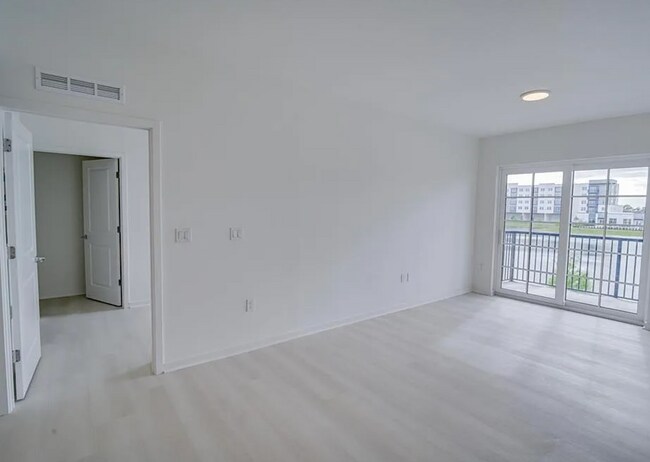 Foto del edificio - Top Floor Corner Unit – Brand New 3/2 Condo with Balcony in Millenia Park *** Only $1995/mo ***