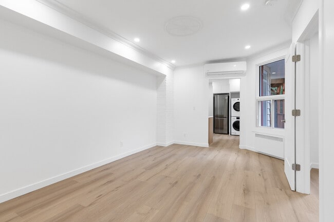 Building Photo - 5676 Rue Waverly