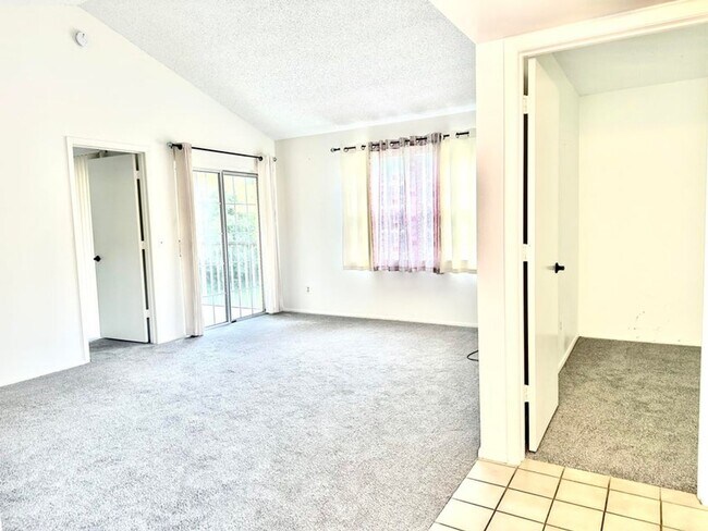 Building Photo - 1672 SE Green Acres Cir