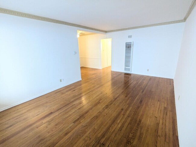 Building Photo - 1547 Orange Grove Ave