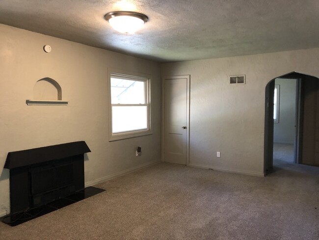 Building Photo - Beautiful Home In North Kansas City School...