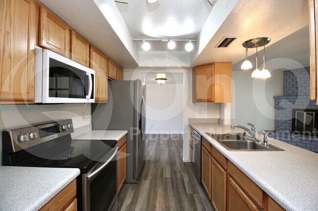 Building Photo - 4715 W Solano Dr N