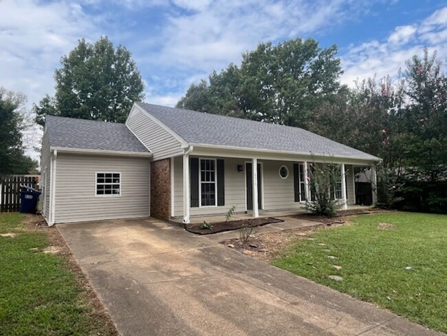 Building Photo - Renovated 3 Bedroom 2 Bath Apartments for ...