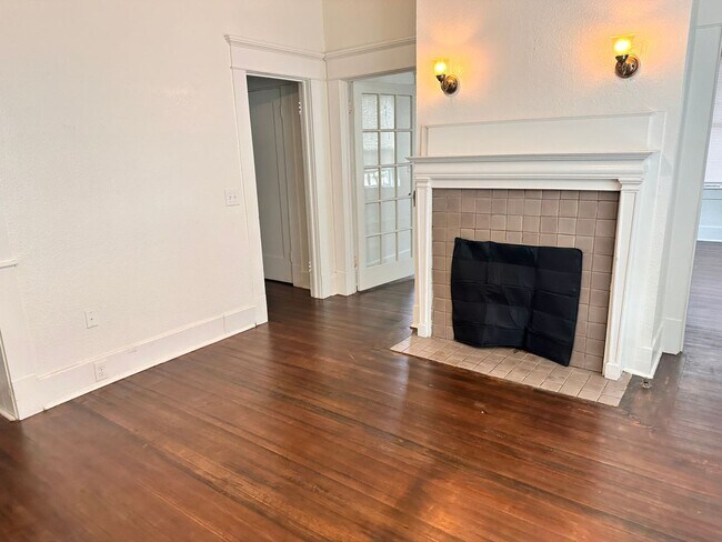 Building Photo - Spacious 2/2 Charmer in Eastside Historica...