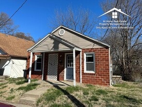 Building Photo - 1209 E Ash St