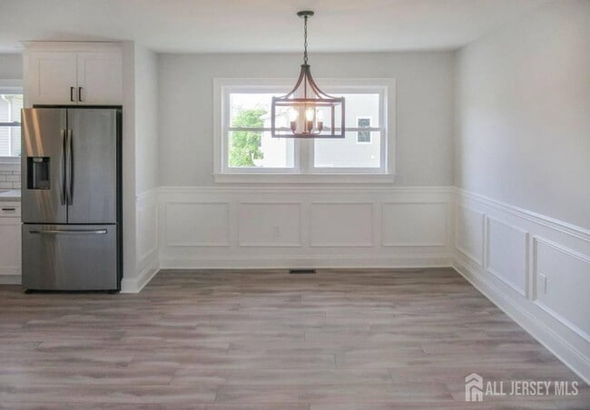 Building Photo - 156 Cliffwood Ave W