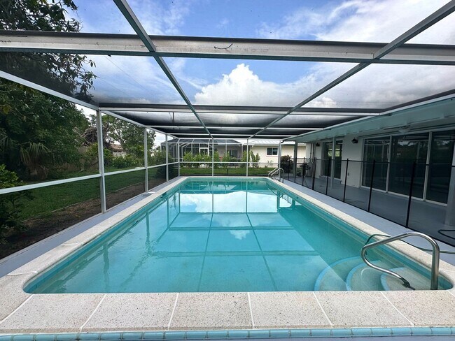 Building Photo - Charming 3 Bed, 2 Bath Pool Home in SE Cap...
