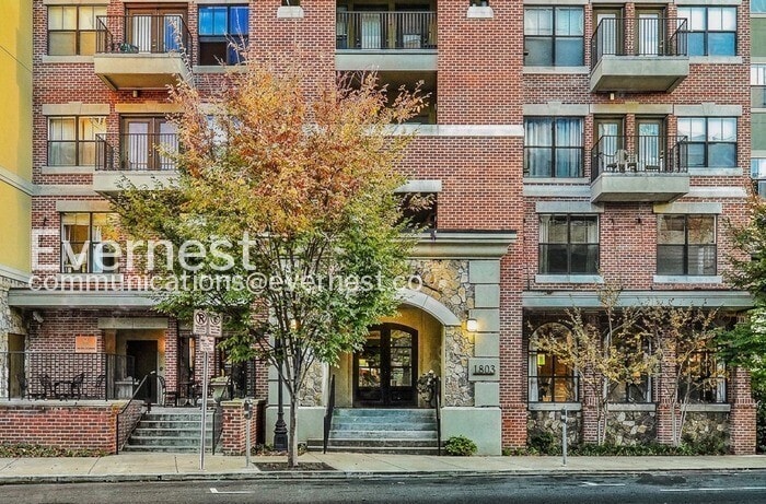 Chic 1 Bed, 1 Bath Condo with Carport/ Available Now! - Chic 1 Bed, 1 Bath Condo with Carport