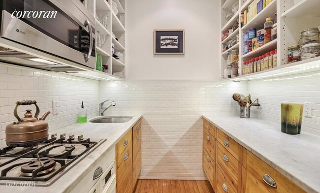 Foto del edificio - 162 Columbia Heights