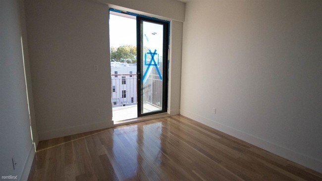 Building Photo - 3 br, 1 bath Apartment - 108 Frost St Unit 3L