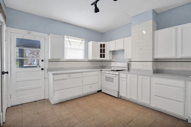 Foto del edificio - 3915 Schiller Pl