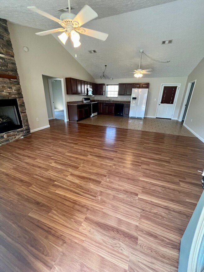 Building Photo - Quiet Neighborhood Charm with Everyday Con...
