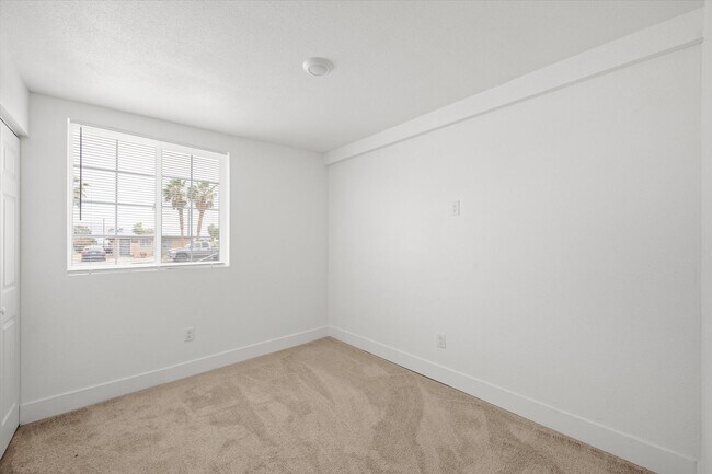 Building Photo - 623 N 10th St
