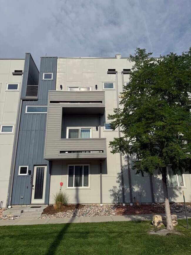 Balcón a nivel de sala y dormitorio principal. - 2505 Decatur St