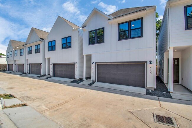 Building Photo - 2333 Hoskins Dr