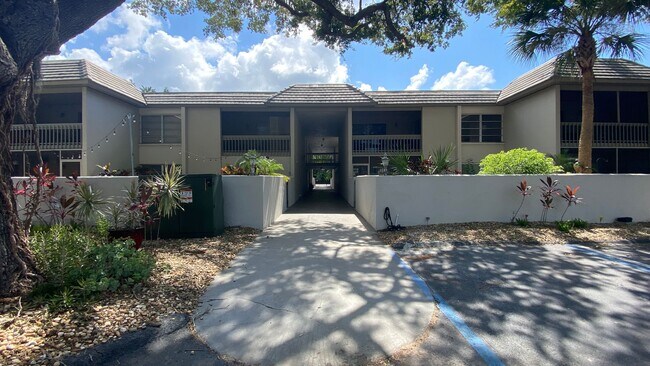 Foto del edificio - Charming 2/2 Seasonal Rental in Sarasota – Minutes from the Beach! Private Courtyard Included!!