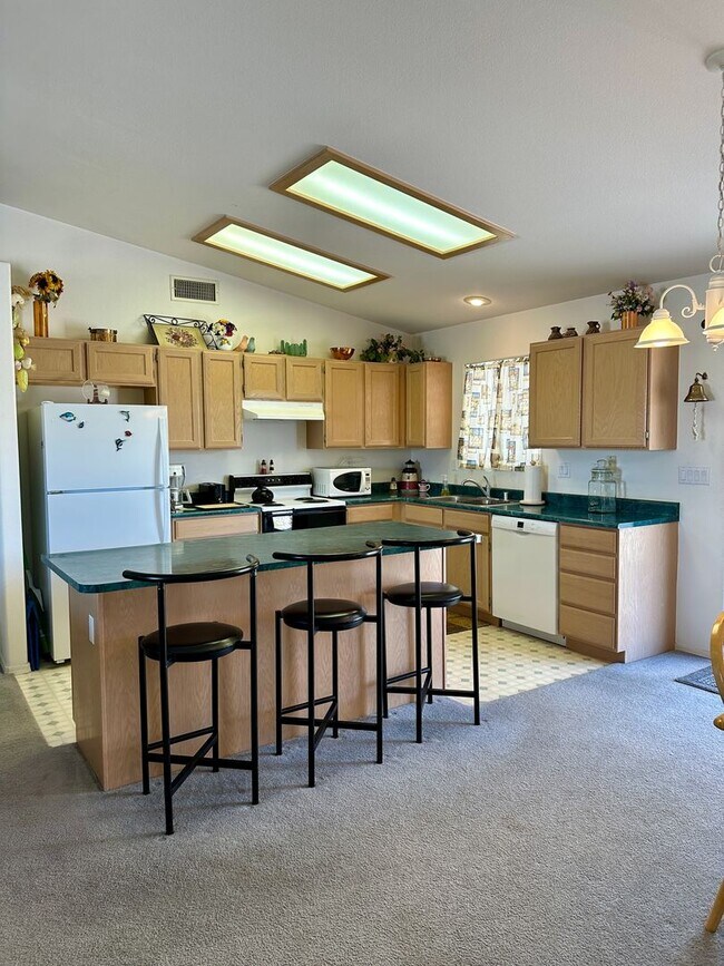 Building Photo - Winter 25/26 Furnished Rental - October th...