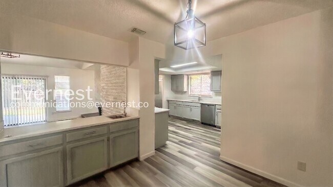 Foto del edificio - 8311 Shallow Creek Dr