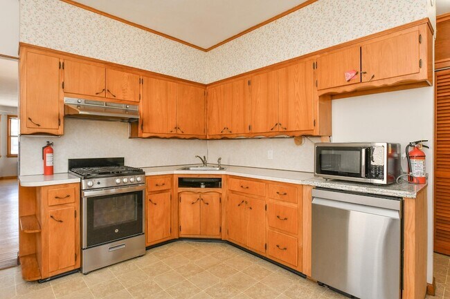 Building Photo - 241 Maple St