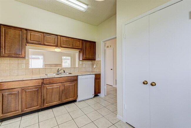 Building Photo - 12500 Brookglade Cir