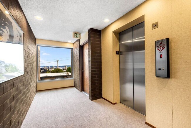 Foto del edificio - Gorgeous Top Floor Unit in East Queene Ann...